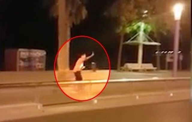 Ένας Καταλανός αστυνομικός θερίζει τους 4 από τους 5 τζιχαντιστές – Βίντεο